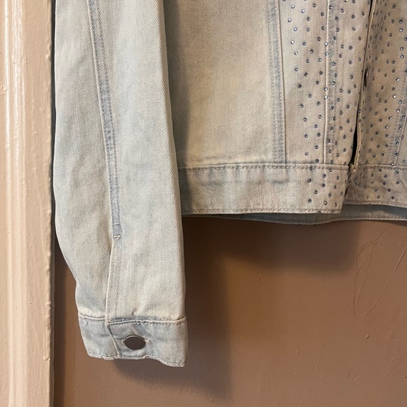 ๐ท๏ธ๐๐ light blue denim crystal button up denim jacket with design lining - Picture 6 of 17